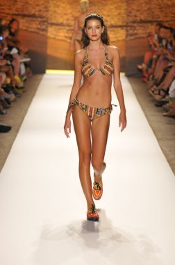 Miami - 20 Temmuz: model yürür pist agua bendita yüzmek için koleksiyon ilkbahar - yaz 2013 mercedes-benz yüzmek moda haftası 20 Temmuz 2012 Miami, fl