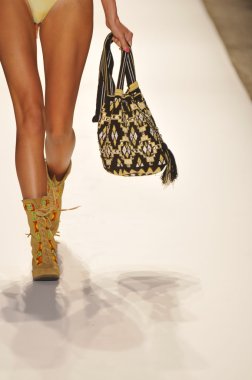 Miami - 20 Temmuz: model yürür pist agua bendita yüzmek için koleksiyon ilkbahar - yaz 2013 mercedes-benz yüzmek moda haftası 20 Temmuz 2012 Miami, fl