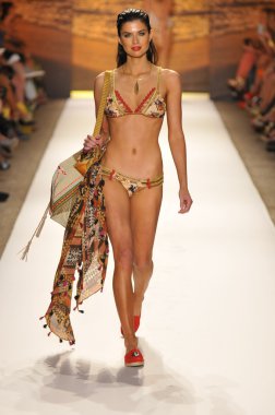 Miami - 20 Temmuz: model yürür pist agua bendita yüzmek için koleksiyon ilkbahar - yaz 2013 mercedes-benz yüzmek moda haftası 20 Temmuz 2012 Miami, fl