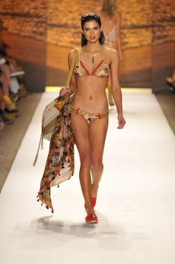 Miami - 20 Temmuz: model yürür pist agua bendita yüzmek için koleksiyon ilkbahar - yaz 2013 mercedes-benz yüzmek moda haftası 20 Temmuz 2012 Miami, fl