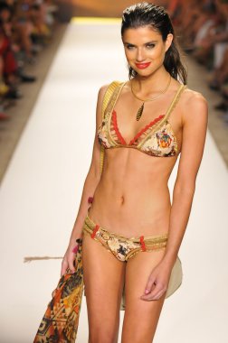 Miami - 20 Temmuz: model yürür pist agua bendita yüzmek için koleksiyon ilkbahar - yaz 2013 mercedes-benz yüzmek moda haftası 20 Temmuz 2012 Miami, fl