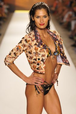 Miami - 20 Temmuz: model yürür pist agua bendita yüzmek için koleksiyon ilkbahar - yaz 2013 mercedes-benz yüzmek moda haftası 20 Temmuz 2012 Miami, fl