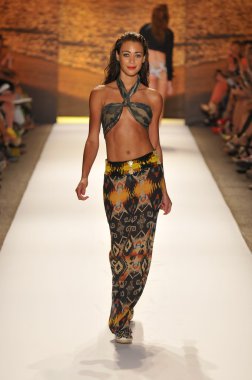 Miami - 20 Temmuz: model yürür pist agua bendita yüzmek için koleksiyon ilkbahar - yaz 2013 mercedes-benz yüzmek moda haftası 20 Temmuz 2012 Miami, fl