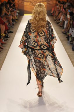 Miami - 20 Temmuz: model yürür pist agua bendita yüzmek için koleksiyon ilkbahar - yaz 2013 mercedes-benz yüzmek moda haftası 20 Temmuz 2012 Miami, fl