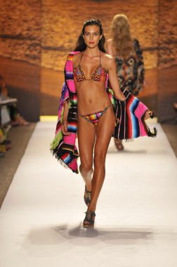 Miami - 20 Temmuz: model yürür pist agua bendita yüzmek için koleksiyon ilkbahar - yaz 2013 mercedes-benz yüzmek moda haftası 20 Temmuz 2012 Miami, fl