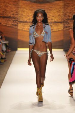 Miami - 20 Temmuz: model yürür pist agua bendita yüzmek için koleksiyon ilkbahar - yaz 2013 mercedes-benz yüzmek moda haftası 20 Temmuz 2012 Miami, fl