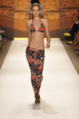 Miami - 20 Temmuz: model yürür pist agua bendita yüzmek için koleksiyon ilkbahar - yaz 2013 mercedes-benz yüzmek moda haftası 20 Temmuz 2012 Miami, fl