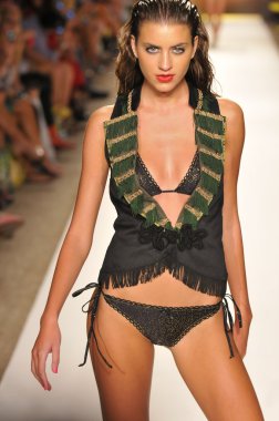 Miami - 20 Temmuz: model yürür pist agua bendita yüzmek için koleksiyon ilkbahar - yaz 2013 mercedes-benz yüzmek moda haftası 20 Temmuz 2012 Miami, fl