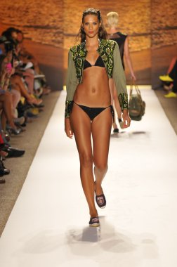 Miami - 20 Temmuz: model yürür pist agua bendita yüzmek için koleksiyon ilkbahar - yaz 2013 mercedes-benz yüzmek moda haftası 20 Temmuz 2012 Miami, fl