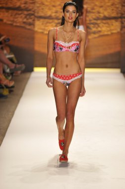 Miami - 20 Temmuz: model yürür pist agua bendita yüzmek için koleksiyon ilkbahar - yaz 2013 mercedes-benz yüzmek moda haftası 20 Temmuz 2012 Miami, fl