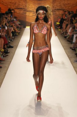 Miami - 20 Temmuz: model yürür pist agua bendita yüzmek için koleksiyon ilkbahar - yaz 2013 mercedes-benz yüzmek moda haftası 20 Temmuz 2012 Miami, fl