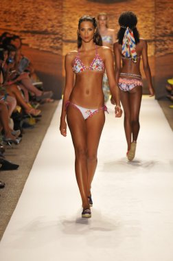 Miami - 20 Temmuz: model yürür pist agua bendita yüzmek için koleksiyon ilkbahar - yaz 2013 mercedes-benz yüzmek moda haftası 20 Temmuz 2012 Miami, fl