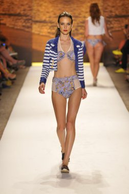 Miami - 20 Temmuz: model yürür pist agua bendita yüzmek için koleksiyon ilkbahar - yaz 2013 mercedes-benz yüzmek moda haftası 20 Temmuz 2012 Miami, fl