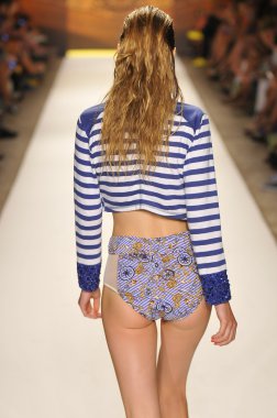 Miami - 20 Temmuz: model yürür pist agua bendita yüzmek için koleksiyon ilkbahar - yaz 2013 mercedes-benz yüzmek moda haftası 20 Temmuz 2012 Miami, fl