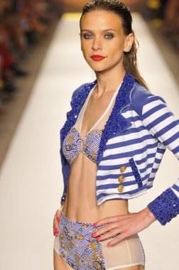 Miami - 20 Temmuz: model yürür pist agua bendita yüzmek için koleksiyon ilkbahar - yaz 2013 mercedes-benz yüzmek moda haftası 20 Temmuz 2012 Miami, fl
