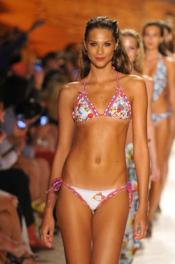 Miami - 20 Temmuz: Model yürür pist Agua Bendita yüzmek koleksiyon ilkbahar yaz 2013 Mercedes-Benz yüzmek moda haftası 20 Temmuz 2012 Miami, Fl