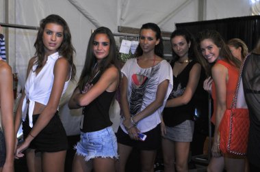 Miami - 20 Temmuz: model alır hazır sahne arkasında agua bendita yüzmek koleksiyonu için ilkbahar yaz 2013 mercedes-benz yüzmek moda haftası 20 Temmuz 2012 Miami
