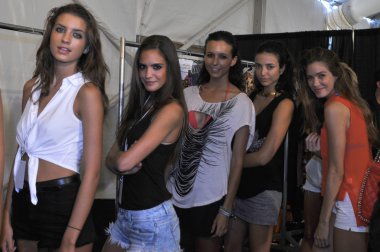 Miami - 20 Temmuz: model alır hazır sahne arkasında agua bendita yüzmek koleksiyonu için ilkbahar yaz 2013 mercedes-benz yüzmek moda haftası 20 Temmuz 2012 Miami