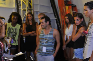 Miami - 20 Temmuz: model alır hazır sahne arkasında agua bendita yüzmek koleksiyonu için ilkbahar yaz 2013 mercedes-benz yüzmek moda haftası 20 Temmuz 2012 Miami