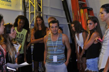 Miami - 20 Temmuz: model alır hazır sahne arkasında agua bendita yüzmek koleksiyonu için ilkbahar yaz 2013 mercedes-benz yüzmek moda haftası 20 Temmuz 2012 Miami