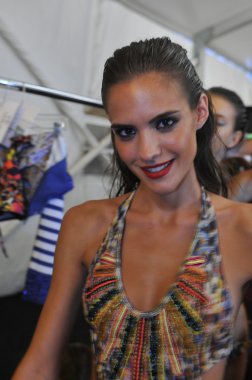Miami - 20 Temmuz: model alır hazır sahne arkasında agua bendita yüzmek koleksiyonu için ilkbahar yaz 2013 mercedes-benz yüzmek moda haftası 20 Temmuz 2012 Miami