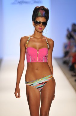 Miami - 20 Temmuz: modeli pist yürür dolores cortes yüzmek için 20 Temmuz 2012 mercedes-benz yüzmek moda haftası sırasında 2013 ilkbahar yaz koleksiyonu miami, fl