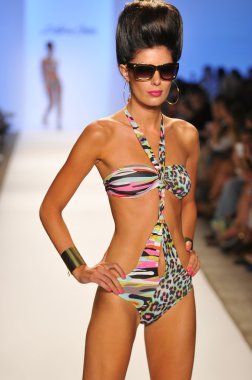 Miami - 20 Temmuz: modeli pist yürür dolores cortes yüzmek için 20 Temmuz 2012 mercedes-benz yüzmek moda haftası sırasında 2013 ilkbahar yaz koleksiyonu miami, fl