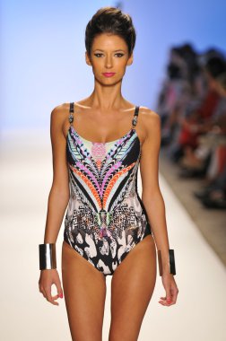 Miami - 20 Temmuz: modeli pist yürür dolores cortes yüzmek için 20 Temmuz 2012 mercedes-benz yüzmek moda haftası sırasında 2013 ilkbahar yaz koleksiyonu miami, fl