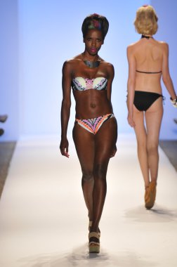 Miami - 20 Temmuz: modeli pist yürür dolores cortes yüzmek için 20 Temmuz 2012 mercedes-benz yüzmek moda haftası sırasında 2013 ilkbahar yaz koleksiyonu miami, fl