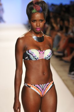 Miami - 20 Temmuz: modeli pist yürür dolores cortes yüzmek için 20 Temmuz 2012 mercedes-benz yüzmek moda haftası sırasında 2013 ilkbahar yaz koleksiyonu miami, fl