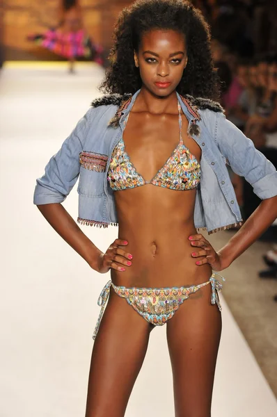 Miami - 20. juli: model läuft laufsteg der schwimmkollektion agua bendita für frühjahr - sommer 2013 während der mercedes-benz swim fashion week am 20. juli 2012 in miami, fll — Stockfoto