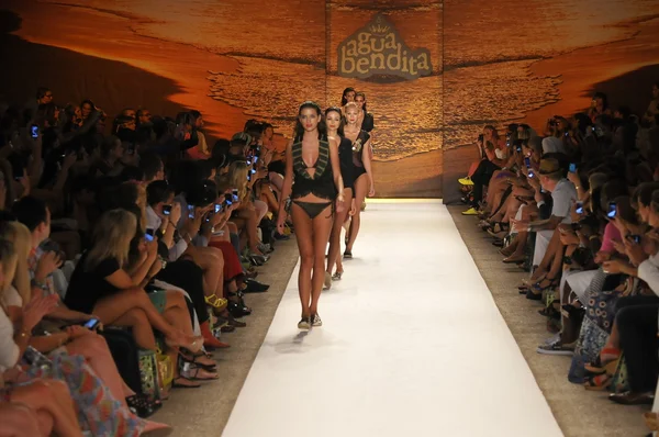 MIAMI - 20 DE JULIO: Modelo camina por la pasarela de la colección de natación Agua Bendita para la Primavera Verano 2013 durante la Mercedes-Benz Swim Fashion Week el 20 de julio de 2012 en Miami, FL — Foto de Stock