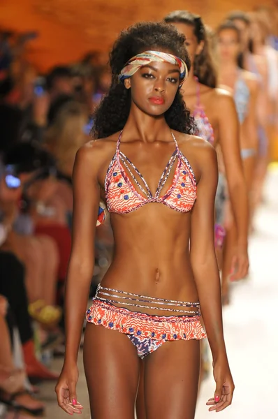 MIAMI - JULHO 20: Modelo caminha pista na coleção Água Bendita Swim para Primavera Verão 2013 durante Mercedes-Benz Swim Fashion Week em julho 20, 2012 em Miami, FL — Fotografia de Stock