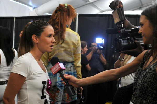 MIAMI - 20 DE JULIO: Diseñador da entrevista entre bastidores en la Colección de Natación Agua Bendita para Primavera Verano 2013 durante Mercedes-Benz Swim Fashion Week el 20 de julio de 2012 en Miamy — Foto de Stock