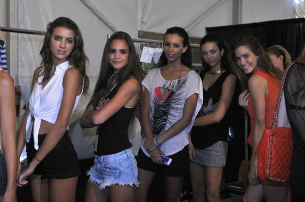 MIAMI - 20 DE JULIO: Modelo se prepara entre bastidores en la colección de natación Agua Bendita para la Primavera Verano 2013 durante Mercedes-Benz Swim Fashion Week el 20 de julio de 2012 en Miami — Foto de Stock