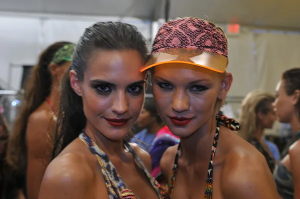 Miami - 20. juli: model bereitet sich backstage auf die schwimmkollektion agua bendita für frühling sommer 2013 während der mercedes-benz swim fashion week am 20. juli 2012 in miami vor — Stockfoto