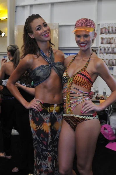 МИАМИ - 20 июля: модель готовится за кулисами в Agua Bendita Swim Collection на весеннее лето 2013 года во время Недели моды Mercedes-Benz Swim 20 июля 2012 года в Майами — стоковое фото