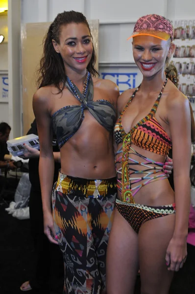 Miami - 20 juli: model krijgt klaar achter de schermen bij de agua bendita zwemmen collectie voor lente zomer 2013 tijdens de mercedes-benz zwemmen fashionweek op 20 juli 2012 in miami — Stockfoto