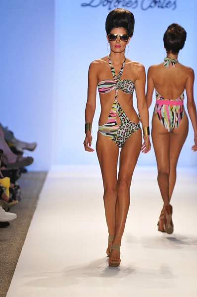 Miami - 20 Temmuz: modeli pist yürür dolores cortes yüzmek için 20 Temmuz 2012 mercedes-benz yüzmek moda haftası sırasında 2013 ilkbahar yaz koleksiyonu miami, fl — Stok fotoğraf