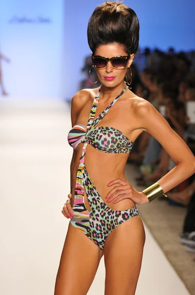 MIAMI - 20 DE JULIO: Modelo camina por la pista de aterrizaje en la Colección de Natación Dolores Cortes para la Primavera Verano 2013 durante Mercedes-Benz Swim Fashion Week el 20 de julio de 2012 en Miami, FL —  Fotos de Stock