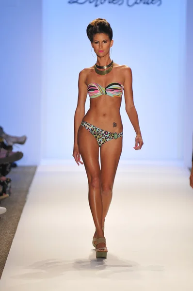 迈阿密-7 月 20 日： 模型走跑道在多洛雷斯 · 科尔特斯游泳集合为春夏季 2013年期间梅赛德斯-奔驰游泳时装周上 2012 年 7 月 20 日在迈阿密，佛罗里达州 — 图库照片