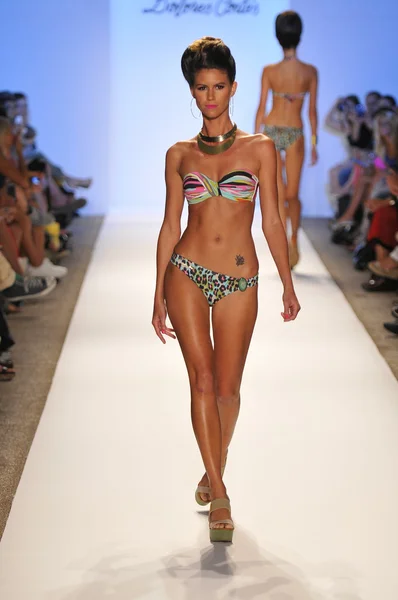 MIAMI - 20 lipca: Model walks pasa startowego Dolores Cortes pływać kolekcję wiosna lato 2013 podczas Mercedes-Benz Fashion Week pływać w dniu 20 lipca 2012 roku w Miami, Floryda — Zdjęcie stockowe