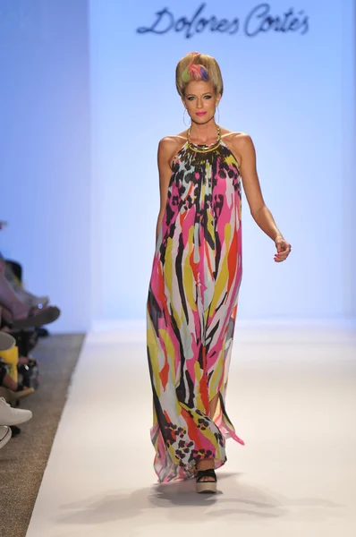 Miami - 20. juli: model walks laufsteg der dolores cortes-badekollektion für frühjahr sommer 2013 während der mercedes-benz swim fashion week am 20. juli 2012 in miami, fll — Stockfoto