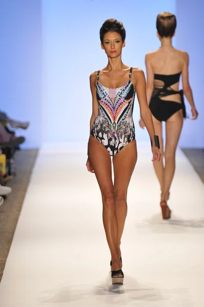 Miami - 20. juli: model walks laufsteg der dolores cortes-badekollektion für frühjahr sommer 2013 während der mercedes-benz swim fashion week am 20. juli 2012 in miami, fll — Stockfoto