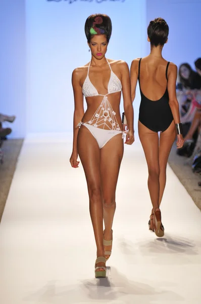 Miami - 20 juli: modell går banan på dolores cortes simma kollektion för våren sommaren 2013 under mercedes-benz simma fashion week den 20 juli, 2012 i miami, fl — Stockfoto