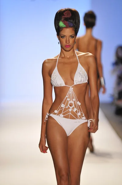 Miami - 20. juli: model walks laufsteg der dolores cortes-badekollektion für frühjahr sommer 2013 während der mercedes-benz swim fashion week am 20. juli 2012 in miami, fll — Stockfoto