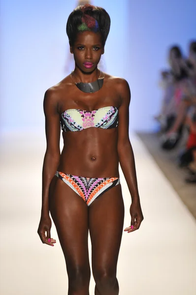 MIAMI - 20 DE JULIO: Modelo camina por la pista de aterrizaje en la Colección de Natación Dolores Cortes para la Primavera Verano 2013 durante Mercedes-Benz Swim Fashion Week el 20 de julio de 2012 en Miami, FL — Foto de Stock