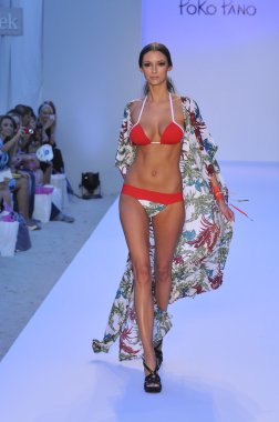 Miami - 20 Temmuz: modeli pist yürür poco pano yüzmek için 20 Temmuz 2012 mercedes-benz yüzmek moda haftası sırasında 2013 ilkbahar yaz koleksiyonu miami, fl