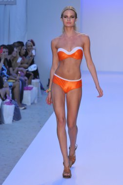 Miami - 20 Temmuz: modeli pist yürür poco pano yüzmek için 20 Temmuz 2012 mercedes-benz yüzmek moda haftası sırasında 2013 ilkbahar yaz koleksiyonu miami, fl