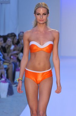 Miami - 20 Temmuz: modeli pist yürür poco pano yüzmek için 20 Temmuz 2012 mercedes-benz yüzmek moda haftası sırasında 2013 ilkbahar yaz koleksiyonu miami, fl